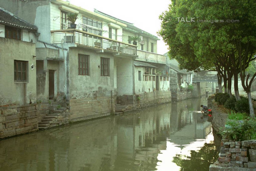 无人,家,横图,室外,白天,正面,旅游,度假,河流,美景,水,植物,中国,亚洲,许多,阴影,光线,影子,房屋,屋子,河水,景观,水流,娱乐,江苏,苏州,民居,住宅,树,树木,古镇,蓝色,绿色,倒影,蓝天,天空,阳光,自然,天,享受,休闲,景色,放松,水乡,生长,成长,自然风光,东亚,江苏省,苏州市,中华人民共和国,华东地区,苏,甪直,甪直古镇,桥都,神州水乡第一镇,彩图,房子,yzdzj1