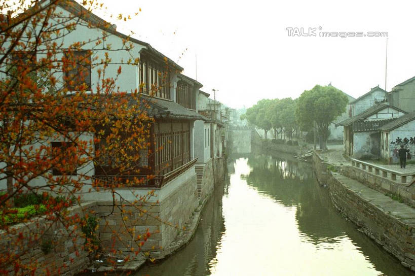 无人,家,横图,室外,白天,正面,旅游,度假,河流,美景,水,植物,中国,亚洲,许多,阴影,光线,影子,房屋,屋子,河水,景观,水流,娱乐,江苏,苏州,民居,住宅,树,树木,古镇,蓝色,绿色,倒影,蓝天,天空,阳光,自然,天,享受,休闲,景色,放松,水乡,生长,成长,自然风光,东亚,江苏省,苏州市,中华人民共和国,华东地区,苏,甪直,甪直古镇,桥都,神州水乡第一镇,彩图,房子,yzdzj1