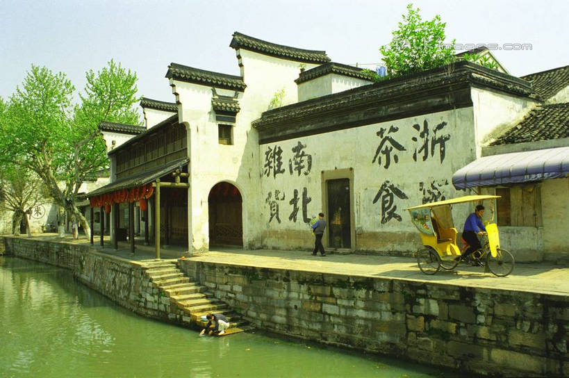 东方人,一个人,家,横图,室外,白天,正面,旅游,度假,河流,美景,水,植物,中国,亚洲,仅一个男性,仅一个人,仅一个中年男性,许多,悬挂,阴影,光线,标志,灯笼,文字,影子,字符,房屋,阶梯,墙,屋子,河水,景观,水流,三轮车,黄种人,娱乐,标识,浙江,民居,墙壁,墙面,台阶,住宅,车,树,树木,浙江省,红色,蓝色,绿色,倒影,蓝天,天空,阳光,自然,交通工具,天,骑车,享受,休闲,石阶,汉字,景色,放松,水乡,生长,成长,杭州,中文,自然风光,东亚,杭州市,中华人民共和国,华东地区,省会,浙,南浔,南浔古镇,男人,男性,中年男性,亚洲人,彩图,全身,房子,yzdzj1