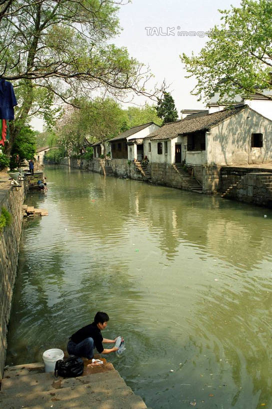 东方人,一个人,家,蹲,竖图,室外,白天,侧面,旅游,度假,河流,美景,水,植物,中国,亚洲,仅一个女性,仅一个人,许多,阴影,光线,影子,房屋,屋子,河水,景观,水流,黄种人,娱乐,浙江,洗衣,民居,住宅,树,树木,浙江省,洗衣服,蓝色,绿色,倒影,蓝天,天空,阳光,自然,天,仅一个中年女性,享受,休闲,景色,放松,水乡,生长,成长,杭州,自然风光,东亚,杭州市,中华人民共和国,华东地区,省会,浙,南浔,南浔古镇,女人,女性,中年女性,亚洲人,蹲着,彩图,全身,房子,yzdzj1