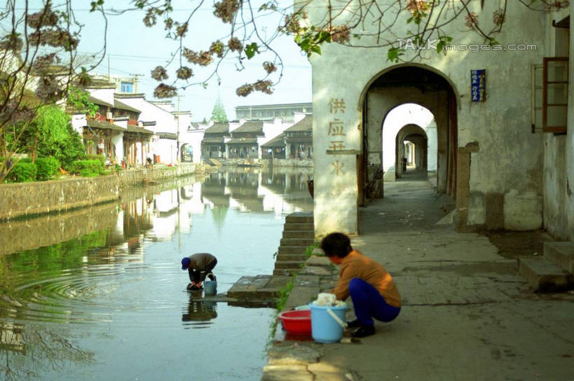 东方人,两个人,家,站,蹲,横图,室外,白天,侧面,旅游,度假,河流,美景,水,植物,中国,亚洲,许多,弯腰,阴影,光线,影子,房屋,阶梯,屋子,河水,景观,水流,黄种人,娱乐,浙江,洗衣,民居,台阶,住宅,树,树木,浙江省,洗衣服,蓝色,绿色,蓝天,天空,阳光,自然,天,站着,享受,休闲,石阶,景色,放松,水乡,生长,成长,杭州,自然风光,东亚,杭州市,中华人民共和国,华东地区,省会,浙,南浔,南浔古镇,男人,男性,女人,女性,中年男性,中年女性,亚洲人,蹲着,站立,彩图,全身,房子,yzdzj1