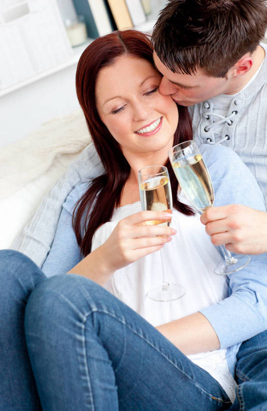 葡萄酒,西方人,两个人,家庭,夫妻,客厅,坐,躺,闭眼,笑,吻,微笑,露齿笑,竖图,俯视,室内,白天,爱情,奢侈,快乐,沙发,杯子,欧洲,欧洲人,阴影,服装,庆祝,反射,高脚杯,影子,两杯,浪漫,注视,休闲装,玻璃制品,酒,饮料,衣服,酒杯,香槟,干杯,观察,看,碰杯,休闲,温暖,温馨,一家人,休闲服,恩爱,交际,友好,诱惑,恋人,服饰,观看,庆贺,和睦,察看,起居室,关注,礼仪,敬酒,布艺沙发,香槟杯,劝酒,气泡酒,起泡酒,汽酒,客堂,卧着,男人,男性,年轻男性,年轻女性,女人,女性,白种人,年轻人,夫妇,情侣,玻璃杯,闭眼睛,闭着眼,闭着眼睛,亲,亲吻,躺着,卧,坐着,半身,彩图,高角度拍摄,高兴,欢笑,伴侣,融洽