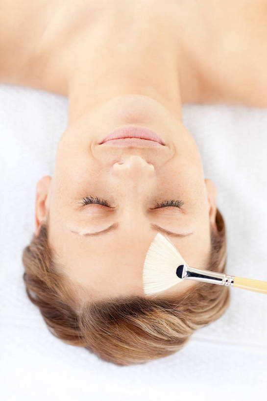 西方人,脸,头,脸颊,一个人,躺,闭眼,竖图,俯视,室内,特写,白天,床,欧洲,欧洲人,仅一个年轻女性,仅一个女性,仅一个人,一把,阴影,反射,影子,床单,被子,裸露,肩膀,化妆刷,刷子,美容工具,被单,裸,按摩床,化妆工具,卧着,年轻女性,女人,女性,白种人,头部,脸部,脸蛋,面部,闭眼睛,闭着眼,闭着眼睛,躺着,卧,半身,彩图,高角度拍摄,面膜刷,搓背床,理疗床,美容床,指压床