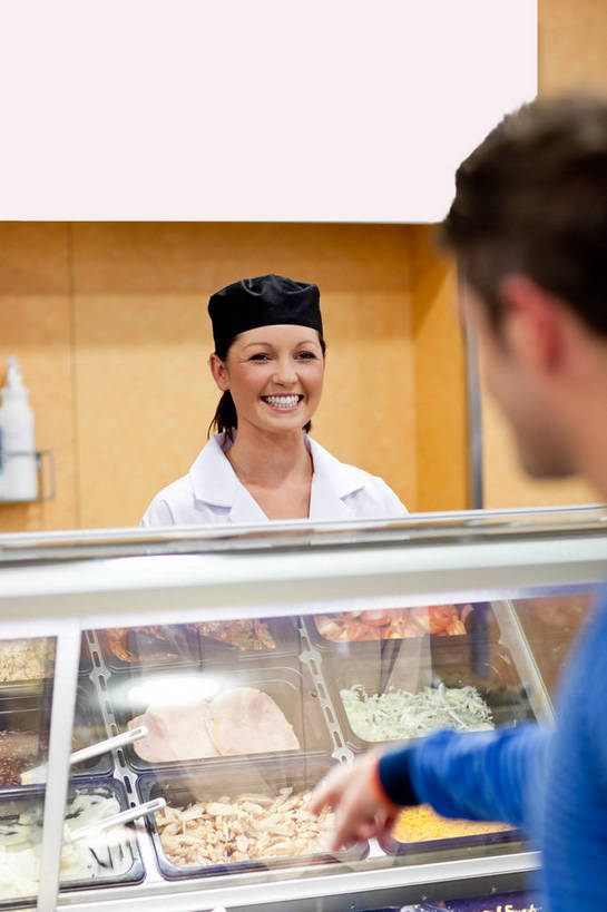 西方人,两个人,厨师,餐厅,商店,站,笑,微笑,露齿笑,竖图,室内,白天,正面,工作服,制服,烹饪,西餐,蔬菜,帽子,欧洲,欧洲人,许多,指,阴影,朦胧,模糊,新鲜,反射,影子,调料,酱料,酱汁,肉,蔬菜沙拉,佐料,沙拉,料理,食品,调味品,很多,调味料,注视,指点,色拉,火腿,猪肉,酱,沙拉酱,沙律,菜肴,美食,肉类,顾客,食物,腌制,容器,柜台,观察,看,站着,展示,西式,佳肴,有机食品,绿色食品,观看,色拉酱,储藏,出售,察看,指向,储存,关注,厨师帽,肉食,豚肉,一顶,展示柜,工作制服,主顾,熏制,火肉,兰熏,猪腿,男人,男性,年轻男性,年轻女性,女人,女性,白种人,厨师长,厨子,大厨,主厨,站立,半身,彩图,工作套服,餐馆,饭店,饭馆,贮存