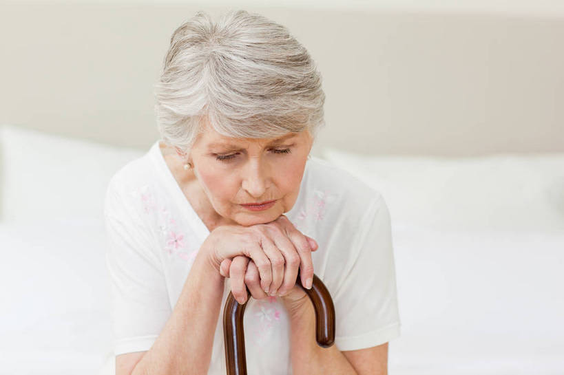 西方人,一个人,病人,闭眼,横图,室内,白天,正面,床,卧室,欧洲,欧洲人,仅一个女性,仅一个人,阴影,服装,朦胧,模糊,反射,工具,影子,床单,休闲装,被子,一个,衣服,白色,休闲,休闲服,器械,搭,服饰,单人床,仅一个老年女性,单个,拐杖,手杖,被单,搭着,病患,医疗器械,辅助设备,孤苦,孤单,孤独,老年女性,女人,女性,白种人,患者,就医者,闭眼睛,闭着眼,闭着眼睛,半身,彩图,睡房,卧房