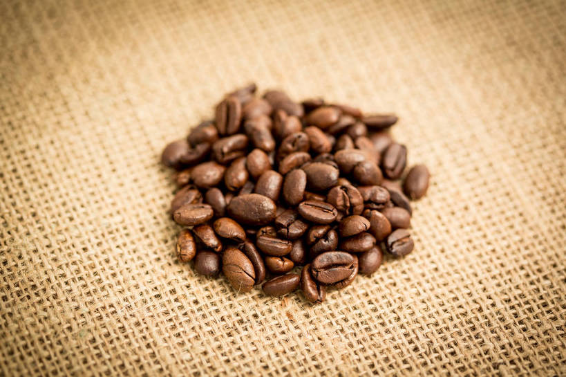 咖啡,无人,横图,俯视,室内,特写,白天,植物,豆,纺织品,一堆,许多,阴影,堆叠,堆积,朦胧,模糊,粗糙,反射,纹路,布,纹理,影子,豆类,豆子,褐色,织物,很多,咖啡豆,堆,布匹,毛糙,豆科,肌理,咖啡因,彩图,高角度拍摄,粗麻布,粗拙