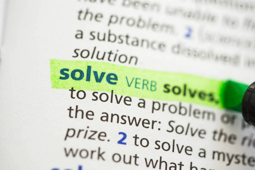 无人,横图,俯视,室内,特写,白天,静物,书籍,阴影,朦胧,模糊,反射,英文,笔,标志,工具,数字,文字,影子,字符,字母,办公用品,标识,文具,蓝色,绿色,黑色,学习用品,阿拉伯数字,英文字母,文具用品,荧光笔,词典,辞典,工具书,书,图书,彩图,高角度拍摄