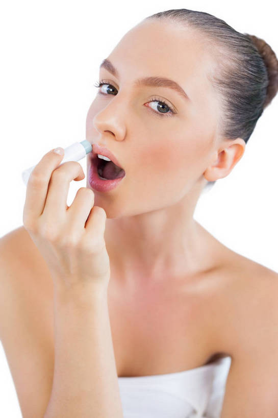 西方人,脸,头,脸颊,手,一个人,竖图,室内,特写,白天,白色背景,正面,欧洲,欧洲人,仅一个年轻女性,仅一个女性,仅一个人,握,服装,拿,拿着,注视,肩膀,衣服,抹胸,唇膏,化妆品,润唇膏,观察,看,张嘴,保养,手部,握着,摄影,服饰,影棚,观看,保湿,单手,察看,滋润,衣着,化妆用品,穿着,关注,张大嘴巴,养颜,补水,衣饰,唇棒,年轻女性,女人,女性,白种人,头部,脸部,脸蛋,面部,张开嘴,半身,彩图,影棚拍摄,拍摄