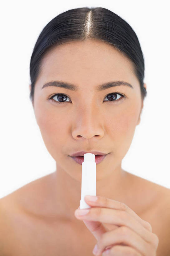 东方人,脸,头,脸颊,手,一个人,笑,微笑,竖图,室内,特写,白天,白色背景,正面,亚洲,仅一个年轻女性,仅一个女性,仅一个人,握,阴影,反射,影子,拿,拿着,注视,黄种人,裸露,肩膀,唇膏,化妆品,润唇膏,观察,看,保养,手部,握着,摄影,影棚,观看,保湿,单手,察看,滋润,化妆用品,关注,裸,养颜,补水,唇棒,年轻女性,女人,女性,亚洲人,头部,脸部,脸蛋,面部,半身,彩图,影棚拍摄,拍摄