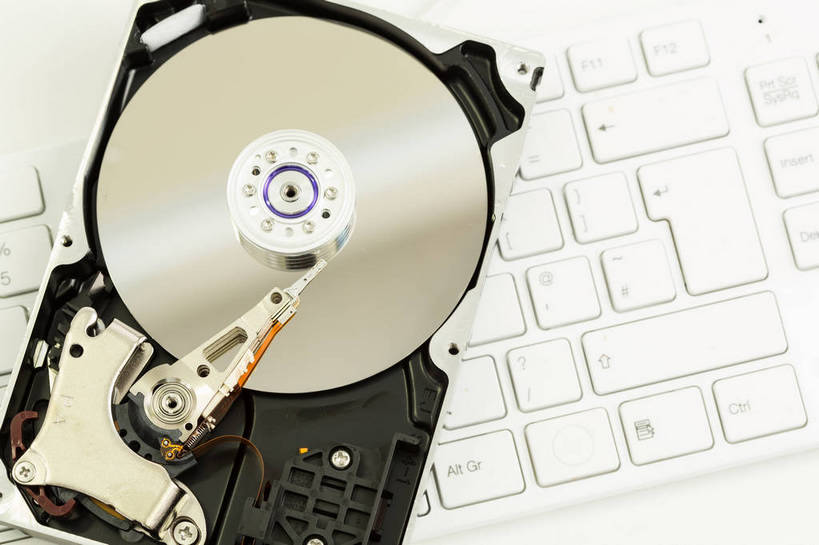 无人,横图,俯视,室内,特写,白天,白色背景,电脑,笔记本电脑,数据,静物,网络,信息,圆形,光盘,图形,圆,光碟,几何,存储介质,输入设备,通讯设备,一个,摄影,影棚,单个,碟片,一台,光驱,存储,无线,硬件,数学,通信设备,无线网络,无线上网,便携式电脑,光盘驱动器,手提电脑,彩图,高角度拍摄,影棚拍摄,拍摄,几何图形,平面图形