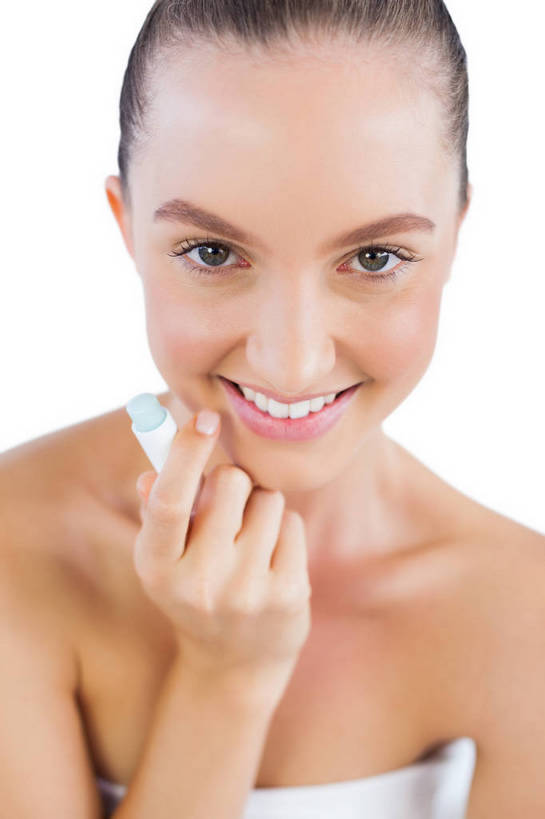 西方人,脸,头,脸颊,手,一个人,笑,微笑,露齿笑,竖图,室内,特写,白天,白色背景,正面,欧洲,欧洲人,仅一个年轻女性,仅一个女性,仅一个人,握,服装,拿,拿着,注视,肩膀,衣服,抹胸,唇膏,化妆品,润唇膏,观察,看,保养,手部,握着,摄影,服饰,影棚,观看,保湿,单手,察看,滋润,衣着,化妆用品,穿着,关注,养颜,补水,衣饰,唇棒,年轻女性,女人,女性,白种人,头部,脸部,脸蛋,面部,半身,彩图,影棚拍摄,拍摄