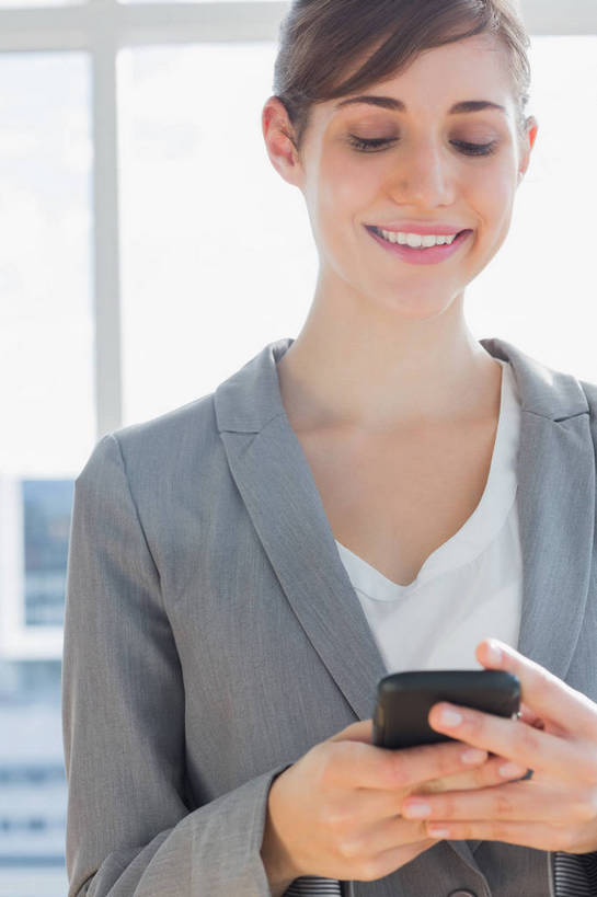 西方人,一个人,商务人士,商务女性,站,笑,打电话,微笑,露齿笑,竖图,室内,白天,正面,窗户,电话,手机,欧洲,欧洲人,仅一个年轻女性,仅一个女性,仅一个人,握,阴影,套装,反射,影子,注视,通讯设备,玻璃窗,低头,观察,看,站着,握着,观看,察看,操作,关注,商务装,工薪阶层,智能手机,一部,交流,按键,年轻女性,女人,女性,白种人,白领,上班族,沟通,通话,站立,半身,彩图