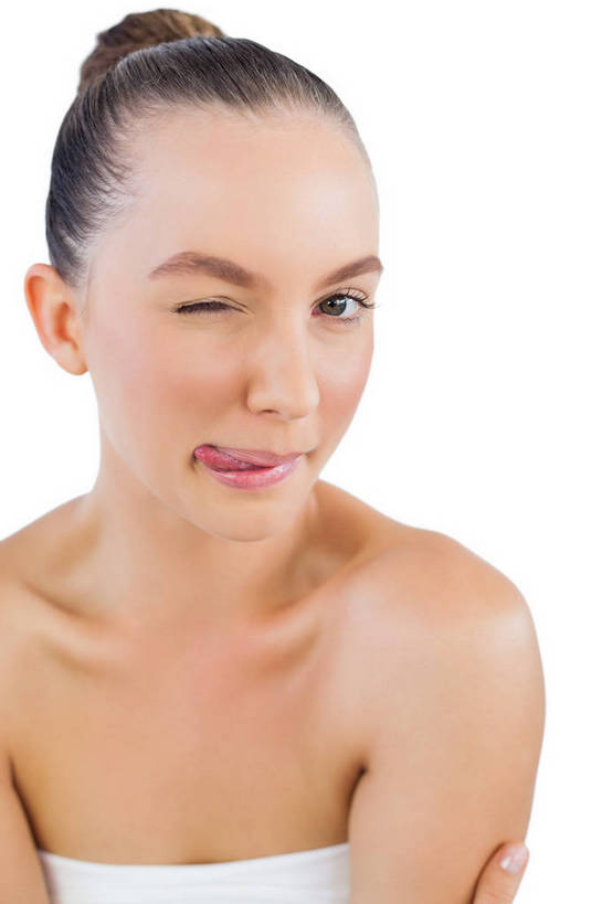 西方人,脸,头,脸颊,一个人,竖图,室内,特写,白天,白色背景,正面,欧洲,欧洲人,仅一个年轻女性,仅一个女性,仅一个人,阴影,反射,纺织物,影子,浴巾,注视,吐舌头,肩膀,毛巾,观察,看,清洁,伸舌头,鬼脸,眯眼,吐舌,眯,摄影,影棚,观看,保暖,察看,关注,透气,防水,储水,耐磨,吸水,年轻女性,女人,女性,白种人,头部,脸部,脸蛋,面部,半身,彩图,影棚拍摄,拍摄