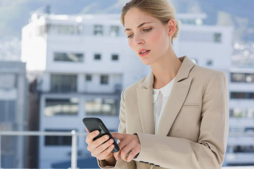 西方人,一个人,商务人士,商务女性,办公室,高楼大厦,站,打电话,横图,室内,白天,正面,办公楼,窗户,大厦,建筑,摩天大楼,写字楼,电话,手机,欧洲,欧洲人,仅一个年轻女性,仅一个女性,仅一个人,握,套装,朦胧,模糊,拿,拿着,注视,通讯设备,玻璃窗,楼宇,观察,看,站着,商务楼,握着,观看,察看,关注,商务装,工薪阶层,智能手机,一部,交流,年轻女性,女人,女性,白种人,白领,上班族,沟通,通话,站立,半身,彩图,大楼,高层建筑,高楼,摩天楼