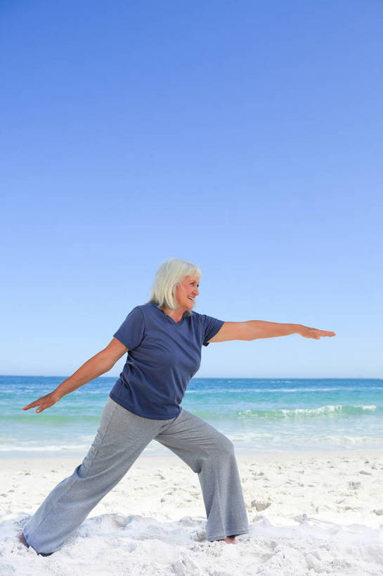 西方人,一个人,站,伸展双臂,竖图,室外,白天,正面,运动服,锻炼,瑜伽,运动,海浪,海洋,沙滩,欧洲,欧洲人,仅一个女性,仅一个人,阴影,服装,光线,沙子,影子,海岸,浪花,沙地,注视,衣服,蓝色,蓝天,天空,阳光,海水,天,观察,看,站着,养生,服饰,仅一个老年女性,晴朗,观看,张开双腿,察看,衣着,穿着,关注,海景,万里无云,衣饰,展开双腿,体育,老年女性,女人,女性,白种人,大海,风浪,海,海水的波动,海滩,近岸浪,涌浪,晴空,晴空万里,敞开双臂,伸开双臂,展开双肩,站立,张开手臂,张开双臂,彩图,全身,健身,勇士二式,勇士式,伸展双腿,运动装