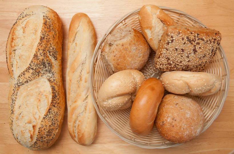 点心,面包,无人,横图,俯视,室内,特写,白天,桌面,桌子,餐具,许多,切开,阴影,反射,木制,碟子,盘,影子,木桌,食品,面点,很多,法国面包,食物,糕点,盘子,木制品,碟,切,法式面包,法棍,罂粟籽,长棍面包,剖面,切面,法式长棍面包,罂子粟,阿芙蓉,彩图,高角度拍摄,米囊,御米,木桌子