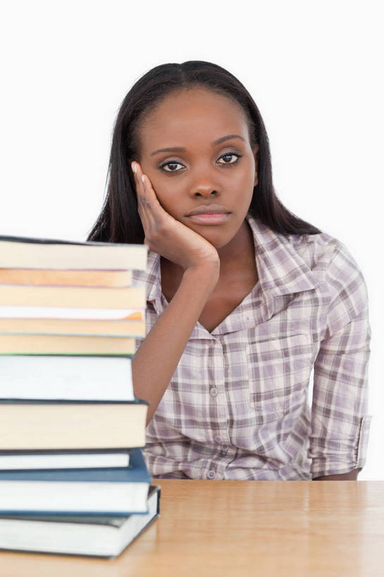 西方人,一个人,坐,竖图,室内,白天,正面,失败,桌子,书籍,欧洲,非洲,黑人,欧洲人,仅一个年轻女性,仅一个女性,仅一个人,一排,撑,服装,沮丧,整齐,墙,托腮,注视,休闲装,书桌,墙壁,墙面,排列,衣服,白色,课桌,书本,观察,看,托,休闲,难受,休闲服,无奈,服饰,观看,堆,失望,悲伤,察看,伤心,难过,队列,关注,托下巴,失落,颓废,挫败,受挫,落败,落空,错过,失足,失意,失策,失算,颓丧,衰颓,悲哀,懊丧,颓靡,气馁,丧气,单手托腮,败北,挫折,失利,年轻女性,女人,女性,非洲人,书,图书,坐着,半身,彩图