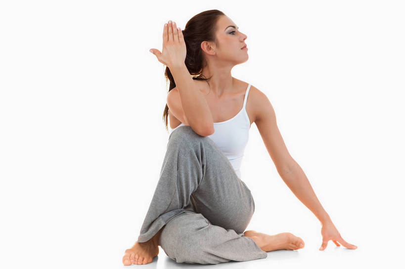 西方人,一个人,坐,举,横图,室内,白天,白色背景,正面,锻炼,瑜伽,运动,吊带,欧洲,欧洲人,仅一个年轻女性,仅一个女性,仅一个人,阴影,服装,反射,影子,扭头,吊带衫,光脚,衣服,托,转头,赤脚,养生,摄影,服饰,影棚,衣着,穿着,衣饰,体育,年轻女性,女人,女性,白种人,举起,举手,举着,向上举,向上伸,向上托,坐着,彩图,全身,影棚拍摄,健身,拍摄,鸽子式