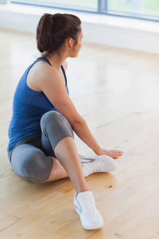 西方人,一个人,健身房,坐,竖图,俯视,室内,白天,锻炼,瑜伽,运动,窗户,地板,落地窗,欧洲,欧洲人,仅一个年轻女性,仅一个女性,仅一个人,服装,背心,地面,扭头,木地板,玻璃窗,衣服,转头,养生,服饰,衣着,穿着,衣饰,体育,年轻女性,女人,女性,白种人,坐着,彩图,高角度拍摄,全身,健身,健身馆,鸽子式