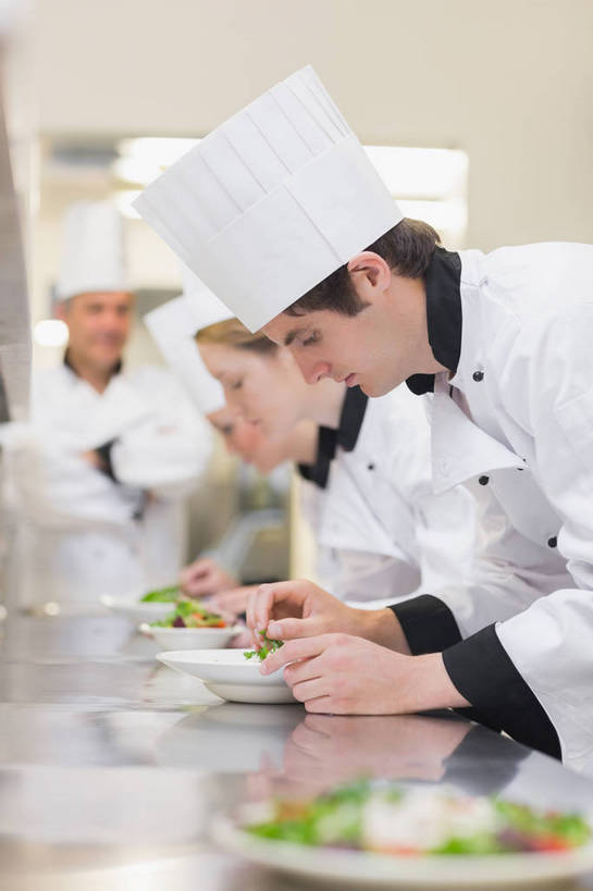 西方人,四个人,同事,厨师,站,竖图,室内,白天,正面,工作服,制服,烹饪,西餐,成功,合作,团队,集体,信心,厨房,桌面,桌子,蔬菜,餐具,帽子,欧洲,欧洲人,一堆,许多,弯腰,阴影,堆叠,堆积,朦胧,模糊,新鲜,反射,碟子,盘,影子,墙,生菜,莴苣,调料,酱料,酱汁,蔬菜沙拉,佐料,沙拉,料理,食品,调味品,很多,调味料,注视,色拉,队伍,酱,沙拉酱,沙律,菜肴,美食,墙壁,墙面,食物,白色,灰色,盘子,碟,低头,观察,看,站着,西式,佳肴,有机食品,绿色食品,观看,色拉酱,堆,察看,领导,成就,关注,厨师帽,合伙,领袖,弯身,春菜,鹅仔菜,莴仔菜,千金菜,叶用莴苣,工作制服,男人,男性,年轻男性,年轻女性,女人,女性,白种人,厨师长,厨子,大厨,主厨,站立,半身,彩图,工作套服,灶间,厨房料理台,料理台