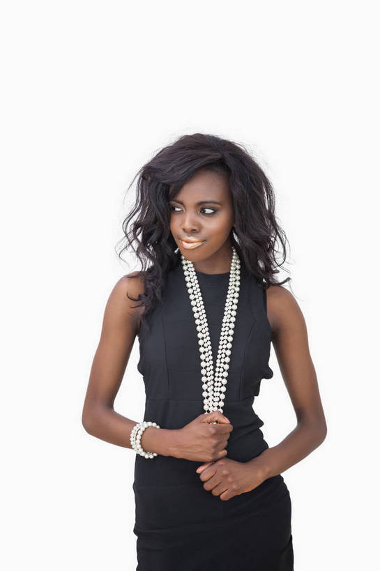 西方人,一个人,站,笑,微笑,竖图,室内,白天,白色背景,正面,晚礼服,幸福,纯洁,项链,欧洲,非洲,黑人,欧洲人,仅一个年轻女性,仅一个女性,仅一个人,握,阴影,反射,影子,珍珠,拿,拿着,注视,装饰品,白色,黑色,饰品,手链,首饰,珍珠项链,观察,看,站着,健康,握着,摄影,手镯,影棚,观看,贵重,察看,珍贵,富有,关注,镯子,宝贵,有机宝石,珍珠手链,珍珠手镯,年轻女性,女人,女性,非洲人,站立,半身,彩图,影棚拍摄,晚宴服,舞会服,洋服,洋装,夜礼服,拍摄