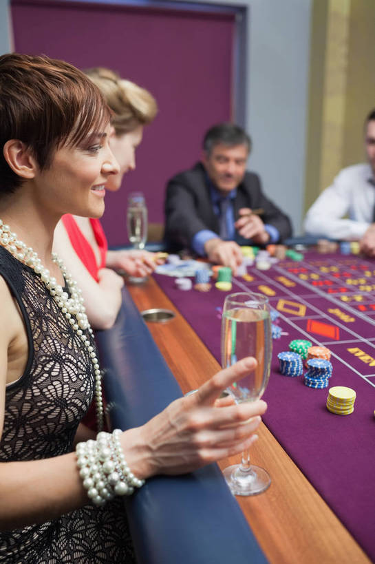 葡萄酒,西方人,四个人,伙伴,朋友,商务人士,商务男性,坐,笑,微笑,露齿笑,竖图,室内,夜晚,侧面,衬衫,晚礼服,奢侈,游戏,快乐,友谊,赌博,贪欲,幸福,纯洁,竞争,窗帘,桌子,杯子,玩具,项链,欧洲,欧洲人,握,阴影,套装,装饰,反射,高脚杯,影子,珍珠,墙,领带,两杯,浪漫,拿,玩,拿着,注视,娱乐,刺激,墙壁,墙面,玻璃制品,酒,装饰品,饮料,红色,紫色,黑色,帘子,酒杯,饰品,手链,首饰,珍珠项链,香槟,观察,看,休闲,健康,遮阳,诱惑,握着,筹码,手镯,观看,活动,华丽,修饰,计数,点缀,贵重,察看,珍贵,富有,象征,庄重,发泄,关注,消遣,智力,赌具,商务装,身份,镯子,积累,累积,工薪阶层,香槟杯,投机,侥幸,欲望,宣泄,衬托,美观,雅致,雅观,正式,地位,气泡酒,起泡酒,汽酒,筹马,宝贵,有机宝石,记数,友情,珍珠手链,珍珠手镯,男人,男性,年轻男性,年轻女性,女人,女性,中年男性,中年女性,白种人,白领,上班族,玻璃杯,玩耍,嬉戏,坐着,半身,彩图,衬衣,晚宴服,舞会服,洋服,洋装,夜礼服,高兴,欢笑,胜负,输赢