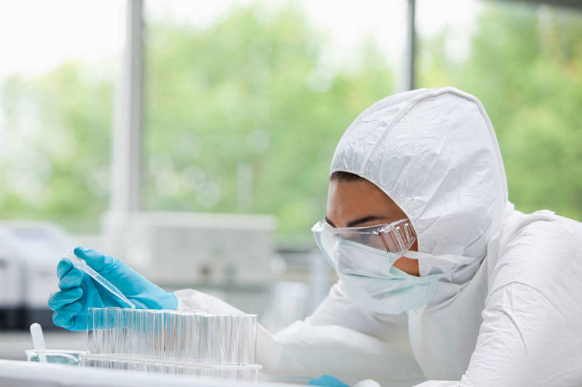 西方人,一个人,科学家,坐,横图,室内,白天,正面,工作服,制服,安全,实验,仪器,窗户,杯子,欧洲,欧洲人,仅一个年轻女性,仅一个女性,仅一个人,一排,许多,握,阴影,朦胧,模糊,研究,整齐,透明,反射,分离,分析,化学,测试,滴管,试管,试管架,眼镜,影子,实验室,研究室,防护,很多,过滤,分开,注视,玻璃窗,架子,玻璃制品,排列,一个,白色,玻璃瓶,口罩,瓶子,塑料制品,观察,看,隔断,器皿,握着,遮掩,单个,观看,护目镜,保护,隔离,察看,卫生,掩盖,遮挡,科研人员,队列,关注,净化,间隔,保险,研究者,防护服,预防,隔离服,计量,试验室,无菌服,遮盖,防尘,科学研究者,玻璃仪器,试验耗材,实验用品,保全,周全,安稳,安定,掩饰,断绝,隔开,屏蔽,屏绝,远离,中断,阻遏,阻隔,安全防护眼镜,工作制服,平安,年轻女性,女人,女性,白种人,科学工作者,玻璃杯,坐着,半身,彩图,工作套服,防静电工装,隔工作服,洁净工装,洁净工作服,净化服,无尘工作服,无尘衣,防护眼镜,塑料滴管