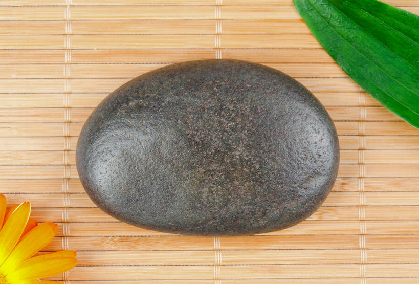 无人,横图,俯视,室内,特写,白天,按摩,美容,石头,叶子,一块,护肤,阴影,盛开,反射,石子,影子,绿叶,花蕾,花,花瓣,花朵,鲜花,花苞,花蕊,保养,享受,休闲,嫩叶,鹅卵石,放松,保健,按摩石,养颜,热石疗法,叶,叶片,石块,彩图,高角度拍摄