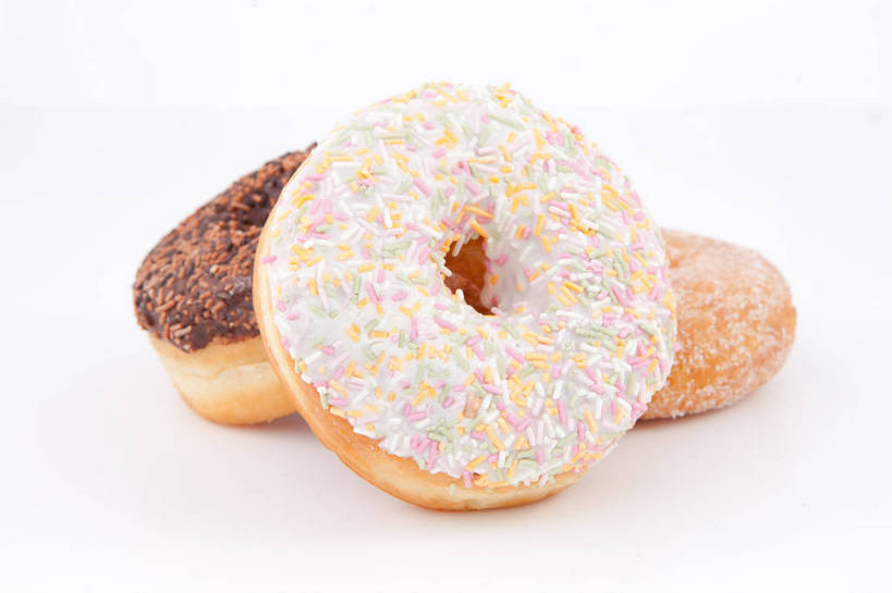 点心,面包,无人,横图,俯视,室内,特写,白天,白色背景,装饰,食品,面点,食物,糕点,三个,巧克力,甜甜圈,摄影,影棚,朱古力,华丽,修饰,点缀,衬托,美观,雅致,雅观,七彩米,多纳滋面包,唐纳滋,七彩糖针,巧克力针,朱古力针,面包圈,彩图,高角度拍摄,影棚拍摄,拍摄