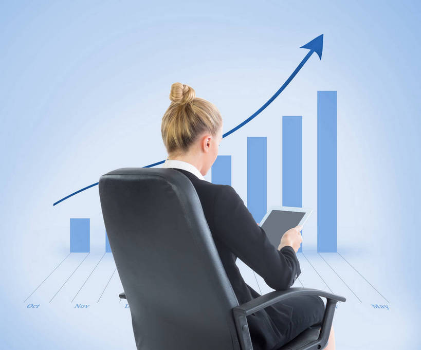 西方人,一个人,无人,商务人士,商务女性,坐,捧,横图,室内,白天,正面,电脑,笔记本电脑,数码,数据,科技,椅子,欧洲,欧洲人,仅一个年轻女性,仅一个女性,仅一个人,握,阴影,蓝色背景,套装,曲折,弯曲,分析,网络,图表,表格,高光,几何,计算机图形,拿,合成,拿着,注视,方向,通讯设备,座椅,箭头,低头,观察,看,握着,蜿蜒,观看,一台,统计,电脑合成图,数码合成图,察看,无线,指向,合成图,关注,指标,销售,通信设备,目标,商务装,无线网络,业绩,柱状图,无线上网,便携式电脑,工薪阶层,平板电脑,写实,具体,具象,簇,垂头,升降椅,手提电脑,年轻女性,女人,女性,白种人,白领,上班族,端,端着,捧着,手捧,坐着,半身,彩图,长条图,条图,条状图