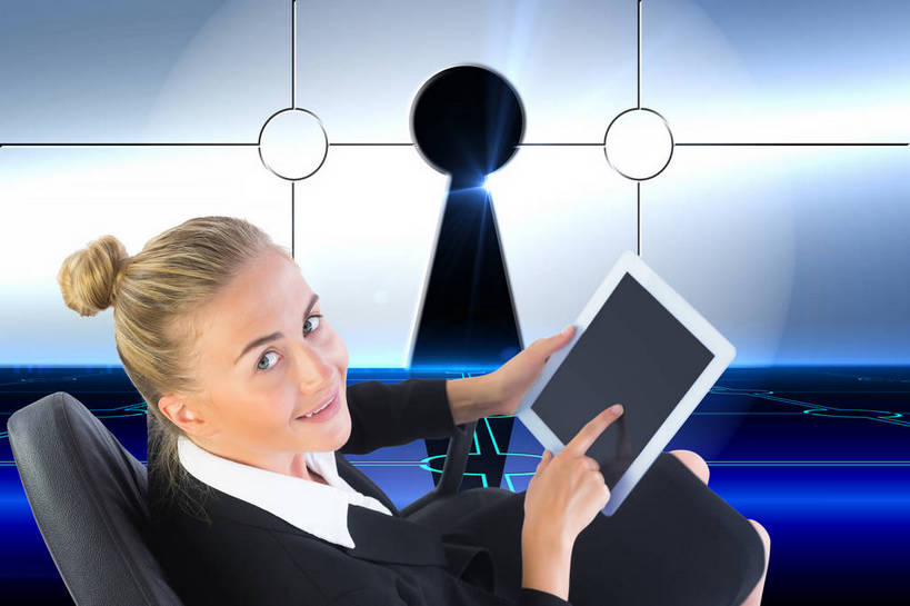 西方人,一个人,无人,商务人士,商务女性,坐,笑,微笑,露齿笑,横图,室内,白天,正面,安全,电脑,笔记本电脑,数码,科技,椅子,欧洲,欧洲人,仅一个年轻女性,仅一个女性,仅一个人,握,阴影,套装,光线,网络,影子,防护,高光,几何,计算机图形,拿,合成,拿着,注视,通讯设备,座椅,锁,观察,看,握着,观看,保护,一台,电脑合成图,数码合成图,察看,无线,合成图,关注,保险,通信设备,商务装,无线网络,私密,无线上网,便携式电脑,工薪阶层,平板电脑,写实,具体,具象,保全,周全,安稳,安定,防盗,升降椅,平安,手提电脑,年轻女性,女人,女性,白种人,白领,上班族,坐着,半身,彩图