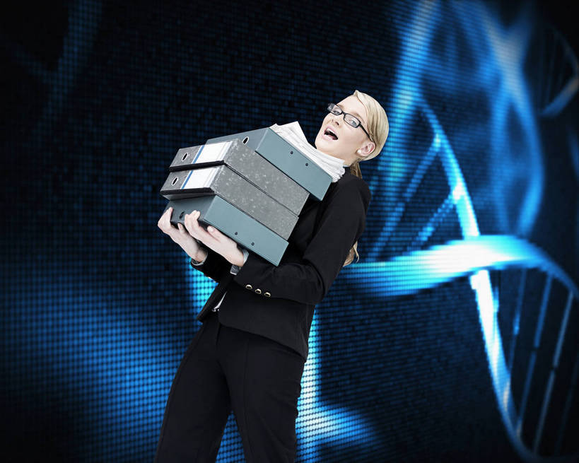 西方人,一个人,无人,商务人士,商务女性,站,捧,笑,微笑,露齿笑,横图,室内,白天,正面,数码,科技,欧洲,欧洲人,仅一个年轻女性,仅一个女性,仅一个人,一副,阴影,套装,反射,网络,纹路,纹理,眼镜,影子,高光,几何,计算机图形,合成,注视,蓝色,观察,看,站着,四个,观看,电脑合成图,数码合成图,察看,合成图,关注,商务装,近视眼镜,文件架,工薪阶层,资料架,肌理,写实,具体,具象,文件框,文件座,资料档,资料座,年轻女性,女人,女性,白种人,白领,上班族,端,端着,捧着,手捧,站立,半身,彩图,DNA序列,核酸的一级结构,核酸序列