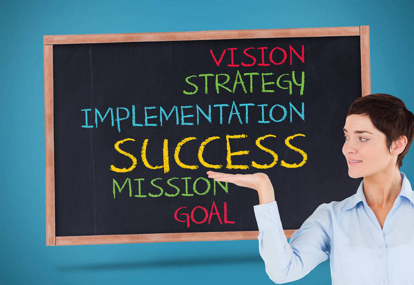 西方人,一个人,无人,商务人士,商务女性,站,捧,笑,微笑,露齿笑,横图,室内,白天,正面,数码,科技,欧洲,欧洲人,仅一个年轻女性,仅一个女性,仅一个人,一排,阴影,蓝色背景,套装,整齐,反射,网络,英文,笔,标志,工具,文字,影子,字符,字母,棕色,高光,几何,计算机图形,合成,扭头,注视,标识,排列,黄色,红色,蓝色,绿色,黑色,粉笔,学习用品,黑板,观察,看,站着,转头,教学,观看,英文字母,文具用品,电脑合成图,数码合成图,察看,合成图,队列,关注,商务装,工薪阶层,写实,具体,具象,耐磨,白垩,教学黑板,年轻女性,女人,女性,白种人,直发,白领,上班族,端,端着,捧着,手捧,站立,半身,彩图,彩色粉笔,短发