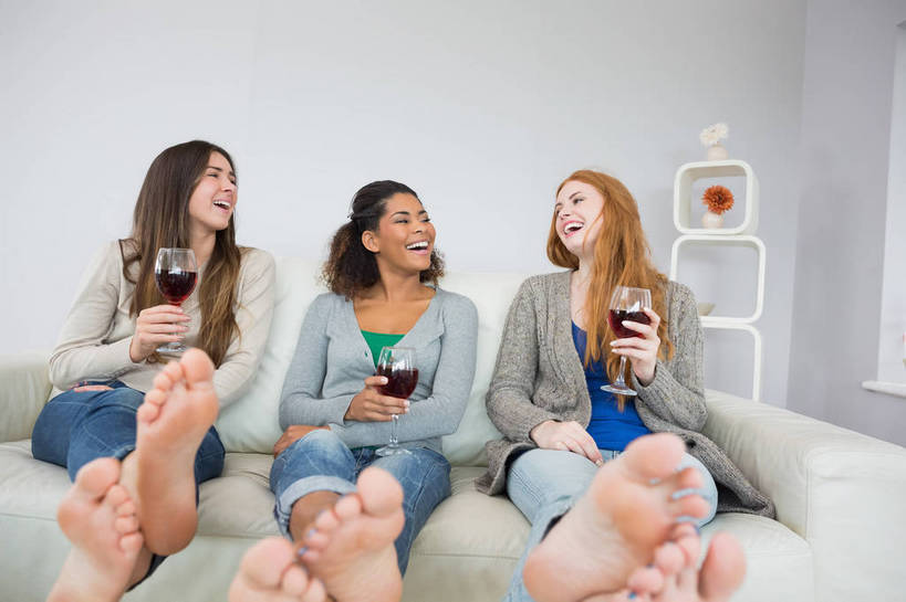 红酒,葡萄酒,西方人,三个人,伙伴,朋友,客厅,坐,笑,大笑,横图,室内,白天,正面,兴奋,友谊,沙发,杯子,欧洲,欧洲人,握,阴影,服装,反射,高脚杯,影子,墙,红酒杯,酒类,三杯,扭头,注视,休闲装,光脚,架子,墙壁,墙面,玻璃制品,酒,饮料,三个,衣服,灰色,酒杯,观察,看,张嘴,转头,休闲,赤脚,休闲服,红葡萄酒,握着,服饰,观看,支撑,固定,察看,起居室,葡萄酒杯,关注,张大嘴巴,布艺沙发,哈哈大笑,客堂,友情,年轻女性,女人,女性,白种人,玻璃杯,张开嘴,坐着,半身,彩图,高兴,狂笑