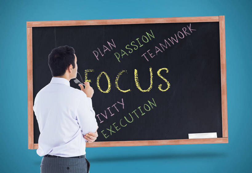 西方人,一个人,无人,商务人士,商务男性,站,横图,室内,白天,正面,衬衫,数码,科技,欧洲,欧洲人,仅一个男性,仅一个人,一副,一排,握,咬,阴影,蓝色背景,套装,整齐,反射,网络,英文,笔,标志,工具,文字,眼镜,影子,字符,字母,领带,高光,几何,计算机图形,拿,合成,拿着,注视,标识,排列,仅一个年轻男性,黑色,粉笔,学习用品,黑板,观察,看,站着,思考,搭,教学,握着,观看,英文字母,文具用品,电脑合成图,数码合成图,咬着,察看,象征,庄重,合成图,搭着,队列,关注,商务装,身份,近视眼镜,工薪阶层,写实,具体,具象,正式,地位,思虑,耐磨,白垩,教学黑板,男人,男性,年轻男性,白种人,白领,上班族,站立,半身,彩图,衬衣,彩色粉笔