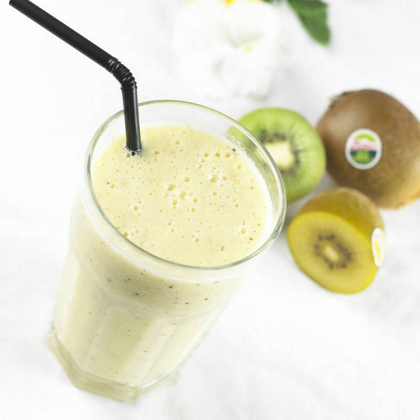 无人,方图,俯视,室内,特写,白天,白色背景,餐桌,桌子,猕猴桃,杯子,水果,一根,切开,阴影,新鲜,反射,影子,塑料,生食,食品,甜点,甜品,果实,一杯,玻璃制品,食物,饮料,三个,一个,黄色,绿色,白色,黑色,水杯,塑料制品,吸管,甜食,切,冰淇淋,摄影,有机食品,绿色食品,影棚,单个,餐台,鲜奶,空心,摄影棚,奶昔,剖面,切面,饮管,玻璃杯,奇异果,猕猴梨,彩图,高角度拍摄,影棚拍摄,拍摄,圆柱状,黄金奇异果,金猕猴桃,猕猴桃奶昔,shjb1