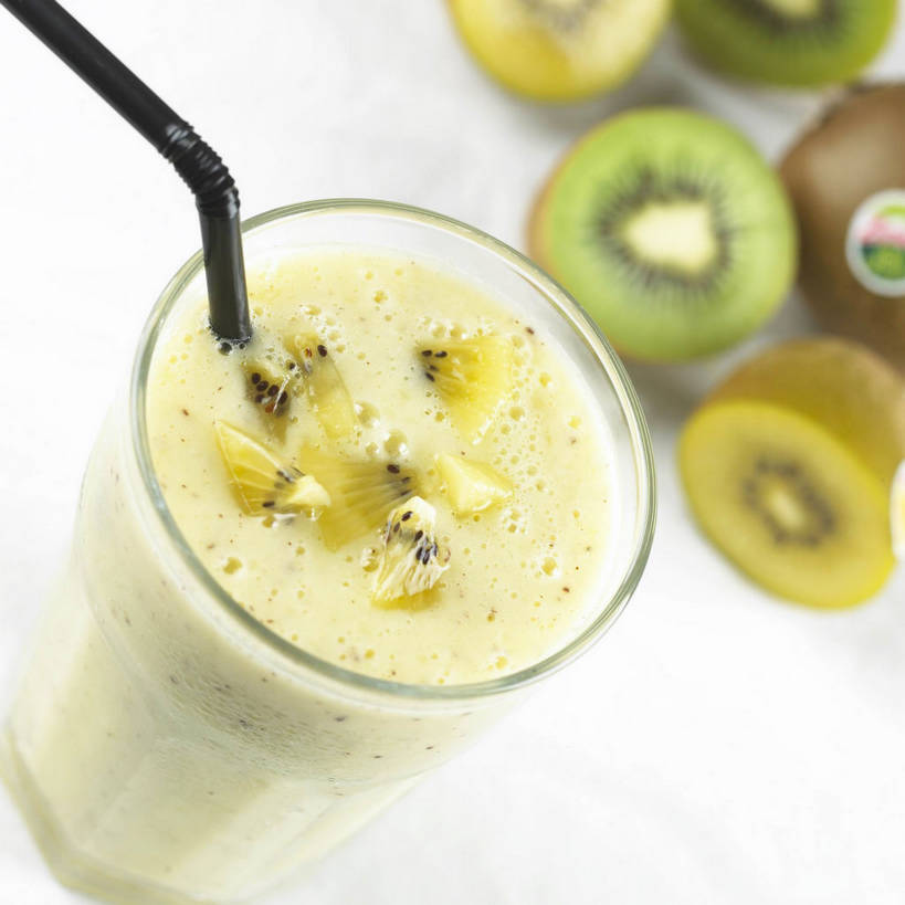 无人,方图,俯视,室内,特写,白天,白色背景,餐桌,桌子,猕猴桃,杯子,水果,一根,许多,切开,阴影,朦胧,模糊,新鲜,反射,影子,塑料,生食,食品,甜点,甜品,果实,很多,一杯,玻璃制品,食物,饮料,一个,黄色,绿色,白色,黑色,水杯,塑料制品,吸管,甜食,切,冰淇淋,摄影,有机食品,绿色食品,影棚,单个,餐台,鲜奶,空心,摄影棚,奶昔,剖面,切面,饮管,玻璃杯,奇异果,猕猴梨,彩图,高角度拍摄,影棚拍摄,拍摄,圆柱状,黄金奇异果,金猕猴桃,猕猴桃奶昔,shjb1