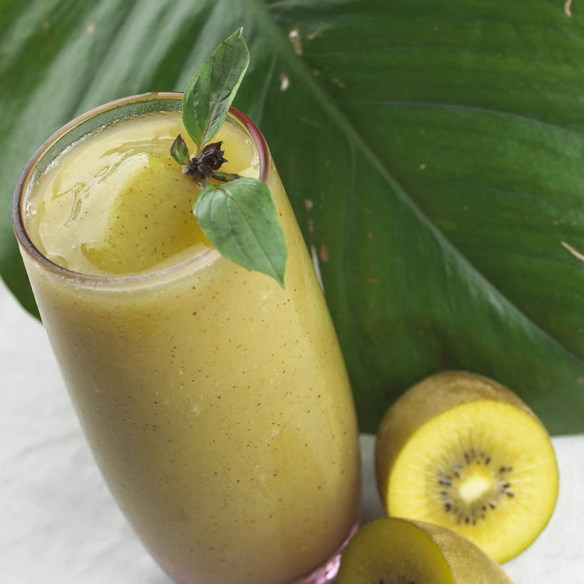 无人,方图,俯视,室内,特写,白天,白色背景,植物,餐桌,桌子,猕猴桃,杯子,水果,叶子,切开,阴影,新鲜,反射,纹理,影子,生食,食品,甜点,甜品,果实,绿叶,一杯,玻璃制品,食物,饮料,两个,一个,黄色,绿色,白色,水杯,甜食,切,嫩叶,冰淇淋,摄影,有机食品,绿色食品,影棚,单个,餐台,鲜奶,摄影棚,奶昔,剖面,切面,肌理,叶,叶片,叶脉,玻璃杯,奇异果,猕猴梨,彩图,高角度拍摄,影棚拍摄,拍摄,黄金奇异果,金猕猴桃,猕猴桃奶昔,shjb1