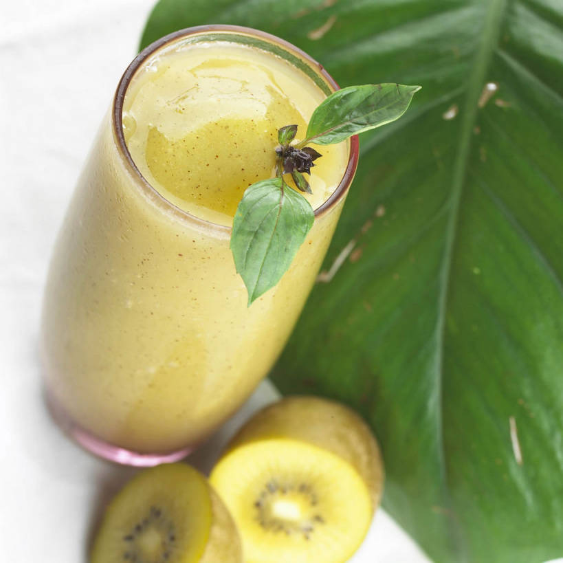 无人,方图,俯视,室内,特写,白天,白色背景,植物,餐桌,桌子,猕猴桃,杯子,水果,叶子,切开,阴影,新鲜,反射,纹理,影子,生食,食品,甜点,甜品,果实,绿叶,一杯,玻璃制品,食物,饮料,两个,一个,黄色,绿色,白色,水杯,甜食,切,嫩叶,冰淇淋,摄影,有机食品,绿色食品,影棚,单个,餐台,鲜奶,摄影棚,奶昔,剖面,切面,肌理,叶,叶片,叶脉,玻璃杯,奇异果,猕猴梨,彩图,高角度拍摄,影棚拍摄,拍摄,黄金奇异果,金猕猴桃,猕猴桃奶昔,shjb1