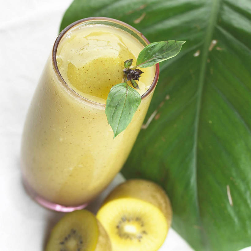 无人,方图,俯视,室内,特写,白天,白色背景,植物,餐桌,桌子,猕猴桃,杯子,水果,叶子,切开,阴影,新鲜,反射,纹理,影子,生食,食品,甜点,甜品,果实,绿叶,一杯,玻璃制品,食物,饮料,两个,一个,黄色,绿色,白色,水杯,甜食,切,嫩叶,冰淇淋,摄影,有机食品,绿色食品,影棚,单个,餐台,鲜奶,摄影棚,奶昔,剖面,切面,肌理,叶,叶片,叶脉,玻璃杯,奇异果,猕猴梨,彩图,高角度拍摄,影棚拍摄,拍摄,黄金奇异果,金猕猴桃,猕猴桃奶昔,shjb1