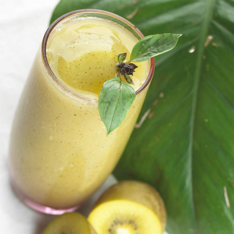 无人,方图,俯视,室内,特写,白天,白色背景,植物,餐桌,桌子,猕猴桃,杯子,水果,叶子,切开,阴影,新鲜,反射,纹理,影子,生食,食品,甜点,甜品,果实,绿叶,一杯,玻璃制品,食物,饮料,两个,一个,黄色,绿色,白色,水杯,甜食,切,嫩叶,冰淇淋,摄影,有机食品,绿色食品,影棚,单个,餐台,鲜奶,摄影棚,奶昔,剖面,切面,肌理,叶,叶片,叶脉,玻璃杯,奇异果,猕猴梨,彩图,高角度拍摄,影棚拍摄,拍摄,黄金奇异果,金猕猴桃,猕猴桃奶昔,shjb1