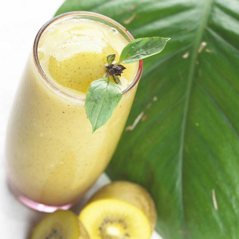 无人,方图,俯视,室内,特写,白天,白色背景,植物,餐桌,桌子,猕猴桃,杯子,水果,叶子,切开,阴影,新鲜,反射,纹理,影子,生食,食品,甜点,甜品,果实,绿叶,一杯,玻璃制品,食物,饮料,两个,一个,黄色,绿色,白色,水杯,甜食,切,嫩叶,冰淇淋,摄影,有机食品,绿色食品,影棚,单个,餐台,鲜奶,摄影棚,奶昔,剖面,切面,肌理,叶,叶片,叶脉,玻璃杯,奇异果,猕猴梨,彩图,高角度拍摄,影棚拍摄,拍摄,黄金奇异果,金猕猴桃,猕猴桃奶昔,shjb1