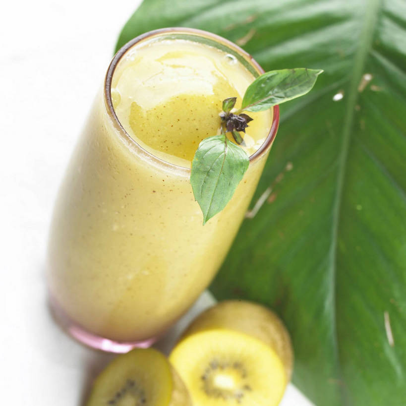 无人,方图,俯视,室内,特写,白天,白色背景,植物,餐桌,桌子,猕猴桃,杯子,水果,叶子,切开,阴影,新鲜,反射,纹理,影子,生食,食品,甜点,甜品,果实,绿叶,一杯,玻璃制品,食物,饮料,两个,一个,黄色,绿色,白色,水杯,甜食,切,嫩叶,冰淇淋,摄影,有机食品,绿色食品,影棚,单个,餐台,鲜奶,摄影棚,奶昔,剖面,切面,肌理,叶,叶片,叶脉,玻璃杯,奇异果,猕猴梨,彩图,高角度拍摄,影棚拍摄,拍摄,黄金奇异果,金猕猴桃,猕猴桃奶昔,shjb1