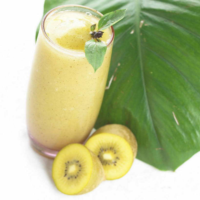 无人,方图,俯视,室内,特写,白天,白色背景,植物,餐桌,桌子,猕猴桃,杯子,水果,叶子,切开,阴影,新鲜,反射,纹理,影子,生食,食品,甜点,甜品,果实,绿叶,一杯,玻璃制品,食物,饮料,两个,一个,黄色,绿色,白色,水杯,甜食,切,嫩叶,冰淇淋,摄影,有机食品,绿色食品,影棚,单个,餐台,鲜奶,摄影棚,奶昔,剖面,切面,肌理,叶,叶片,叶脉,玻璃杯,奇异果,猕猴梨,彩图,高角度拍摄,影棚拍摄,拍摄,黄金奇异果,金猕猴桃,猕猴桃奶昔,shjb1