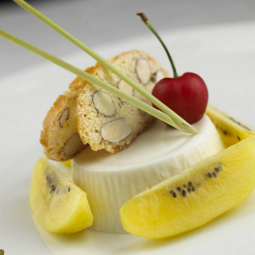 点心,无人,方图,俯视,室内,特写,白天,餐桌,桌子,猕猴桃,樱桃,餐具,水果,切开,阴影,新鲜,反射,碟子,盘,影子,生食,食品,布丁,甜点,甜品,果实,食物,一个,黄色,红色,白色,盘子,碟,饼干,果冻,甜食,零食,切,有机食品,绿色食品,单个,餐台,剖面,啫喱,切面,樱珠,莺桃,英桃,楔桃,奇异果,牛桃,猕猴梨,荆桃,彩图,高角度拍摄,黄金奇异果,金猕猴桃,shjb1