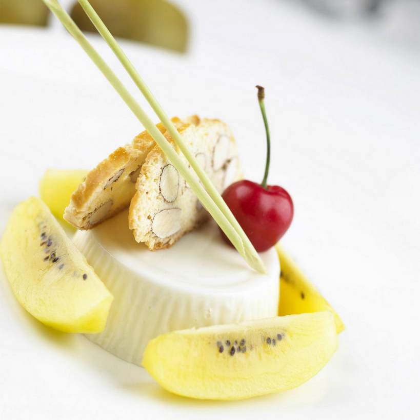 点心,无人,方图,俯视,室内,特写,白天,餐桌,桌子,猕猴桃,樱桃,餐具,水果,切开,阴影,朦胧,模糊,新鲜,反射,碟子,盘,影子,生食,食品,布丁,甜点,甜品,果实,食物,一个,黄色,红色,白色,盘子,碟,饼干,果冻,甜食,零食,切,有机食品,绿色食品,单个,餐台,剖面,啫喱,切面,樱珠,莺桃,英桃,楔桃,奇异果,牛桃,猕猴梨,荆桃,彩图,高角度拍摄,黄金奇异果,金猕猴桃,shjb1