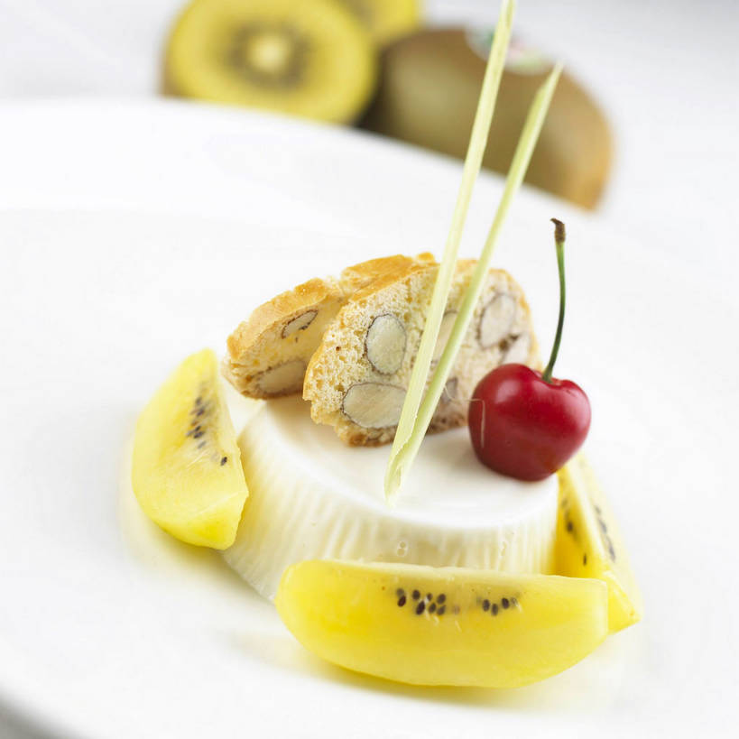 点心,无人,方图,俯视,室内,特写,白天,餐桌,桌子,猕猴桃,樱桃,餐具,水果,切开,阴影,朦胧,模糊,新鲜,反射,碟子,盘,影子,生食,食品,布丁,甜点,甜品,果实,食物,一个,黄色,红色,白色,盘子,碟,饼干,果冻,甜食,零食,切,有机食品,绿色食品,单个,餐台,剖面,啫喱,切面,樱珠,莺桃,英桃,楔桃,奇异果,牛桃,猕猴梨,荆桃,彩图,高角度拍摄,黄金奇异果,金猕猴桃,shjb1