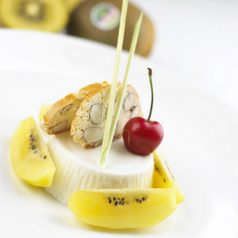 点心,无人,方图,俯视,室内,特写,白天,餐桌,桌子,猕猴桃,樱桃,餐具,水果,切开,阴影,朦胧,模糊,新鲜,反射,碟子,盘,影子,生食,食品,布丁,甜点,甜品,果实,食物,一个,黄色,红色,白色,盘子,碟,饼干,果冻,甜食,零食,切,有机食品,绿色食品,单个,餐台,剖面,啫喱,切面,樱珠,莺桃,英桃,楔桃,奇异果,牛桃,猕猴梨,荆桃,彩图,高角度拍摄,黄金奇异果,金猕猴桃,shjb1