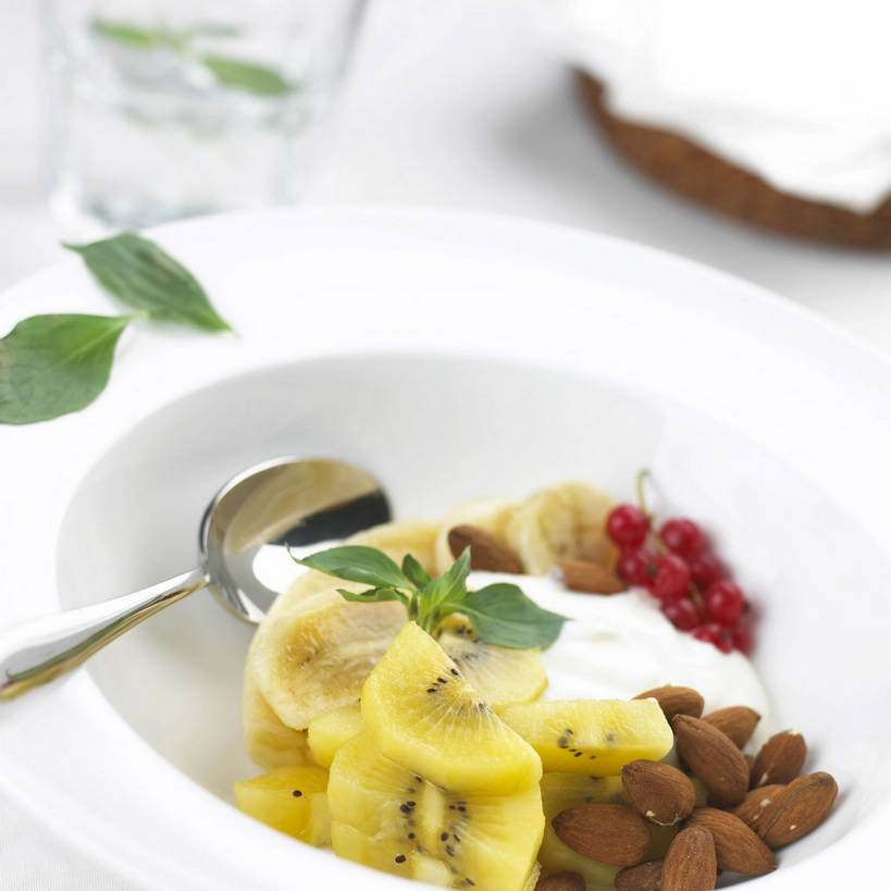 无人,方图,俯视,室内,特写,白天,水,餐桌,桌子,浆果,猕猴桃,杏仁,杯子,餐具,水果,叶子,一堆,许多,切开,阴影,堆叠,堆积,朦胧,模糊,新鲜,反射,碟子,盘,液体,影子,勺子,生食,食品,坚果,果实,绿叶,很多,一杯,饮用水,玻璃制品,食物,三个,黄色,红色,白色,盘子,水杯,调羹,碟,汤匙,干果,矿泉水,切,嫩叶,有机食品,绿色食品,餐台,堆,配菜,剖面,红醋栗,蒸馏水,切面,叶,叶片,玻璃杯,杏子,杏梅仁,杏核仁,木落子,苦杏仁,奇异果,猕猴梨,醋栗,彩图,高角度拍摄,红茶藨子,红加仑,黄金奇异果,金猕猴桃,shjb1