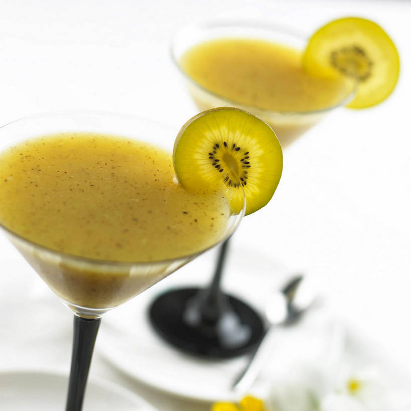 无人,方图,俯视,室内,特写,白天,餐桌,桌子,猕猴桃,杯子,水果,两片,切开,阴影,朦胧,模糊,新鲜,反射,高脚杯,影子,生食,食品,甜点,甜品,果实,两杯,玻璃制品,食物,饮料,两个,黄色,酒杯,甜食,切,冰淇淋,有机食品,绿色食品,餐台,鲜奶,奶昔,剖面,切面,鸡尾酒杯,玻璃杯,奇异果,猕猴梨,彩图,高角度拍摄,黄金奇异果,金猕猴桃,猕猴桃奶昔,shjb1